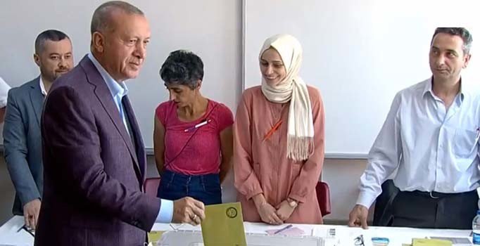 Cumhurbaşkanı Erdoğan Üsküdar'da oyunu kullandı