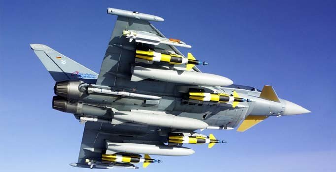 Almanya'da 2 savaş uçağı düştü