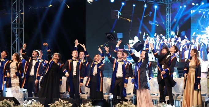 İngiltere Başkonsolosluğu’nda kep attılar