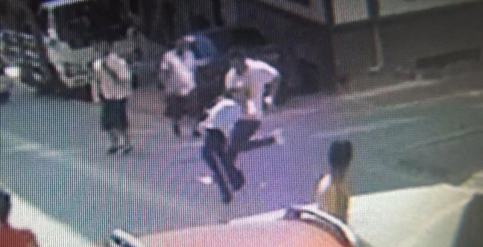 'Çocuğunuz kapımızın önünde oynuyor' dayağı