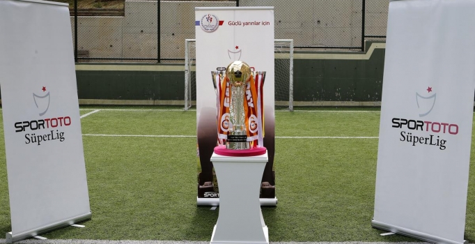 Galatasaray'ın şampiyonluk kupası sergilendi