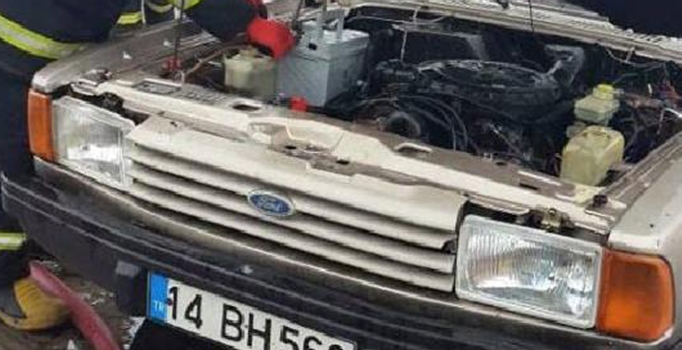 Park halindeki otomobilin motoru tutuştu