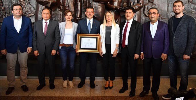 İstanbul Büyükşehir Belediye Başkanı Ekrem İmamoğlu mazbatasını aldı