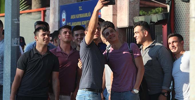 Yeni askerlik sistemi onaylandı, askerler erken terhis sevinci yaşadı