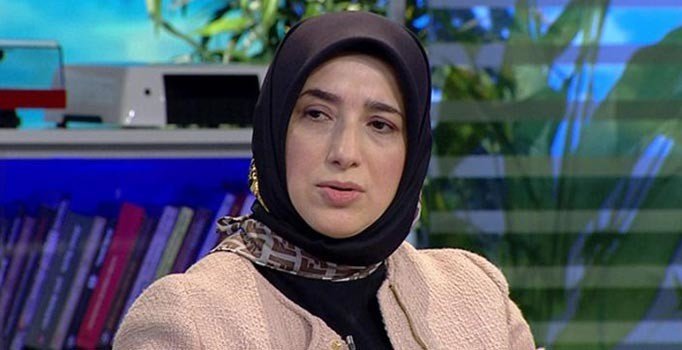 AK Partili Özlem Zengin: Kırmızı bültenle aranan birisine TRT mikrofon uzatamaz