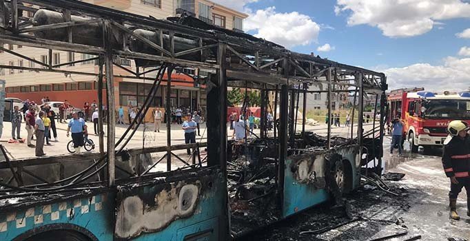 Ankara'da yangın paniği: Seyir halindeki otobüs alev aldı