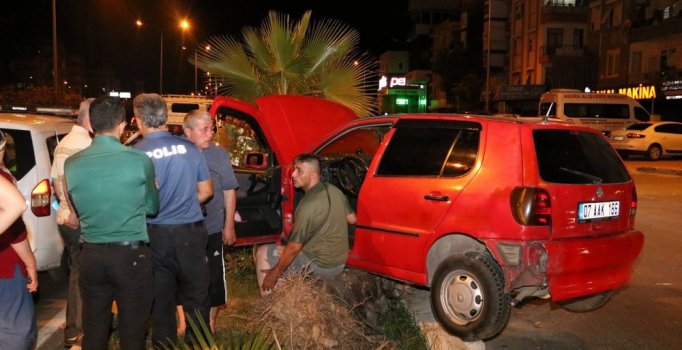Makas atan araç otomobile vurup kaçtı