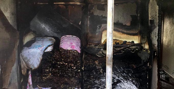 Cinnet getirip, evi ateşe verdi