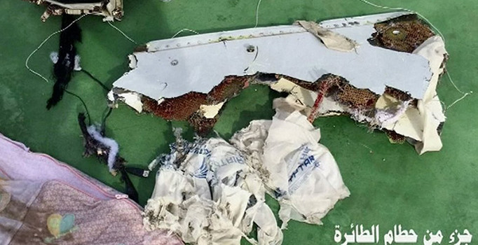 Paris-Kahire seferini yapan EgyptAir uçağının enkazından ilk fotoğraflar