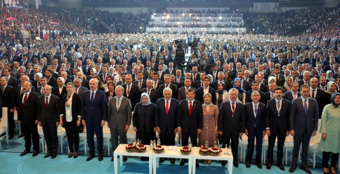 Cumhurbaşkanı Erdoğan'ın mesajı okunduğu sırada salon ayağa kalktı