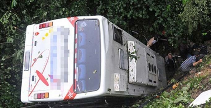 Hindistan'da otobüs uçuruma yuvarlandı: 33 ölü