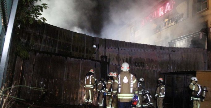 Sancaktepe'de raf fabrikasında yangın