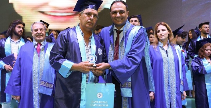 55 yaşında güvenlik görevlisi olduğu üniversiteden mezun oldu