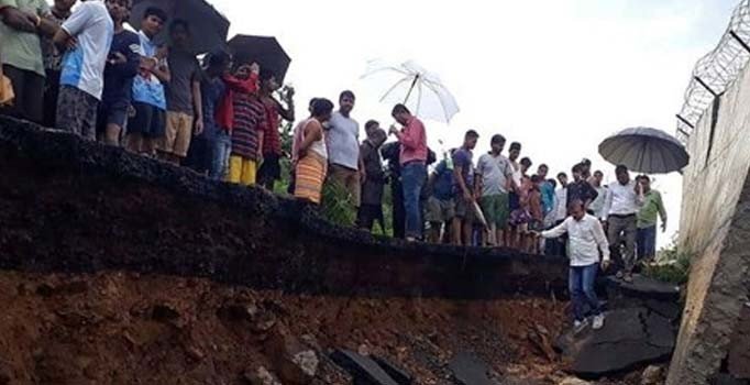 Hindistan'da baraj taştı: 6 ölü, 18 kayıp