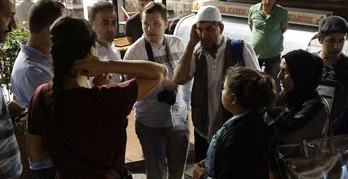 Ulucami’yi ziyarete gelen Güney Afrikalı ailenin 5 bin lirasını çaldılar