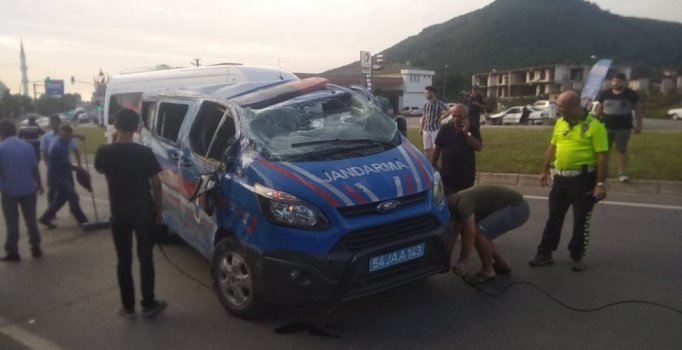 Jandarma aracıyla otomobil çarpıştı