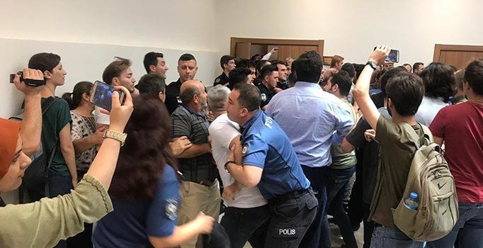 Adalet arayışına mahkeme kapı duvar