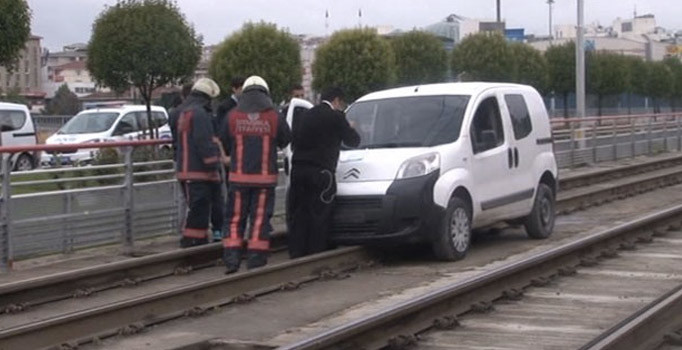 İstanbul'da şüpheli araç alarmı: Tramvay yoluna bırakıp kaçtılar