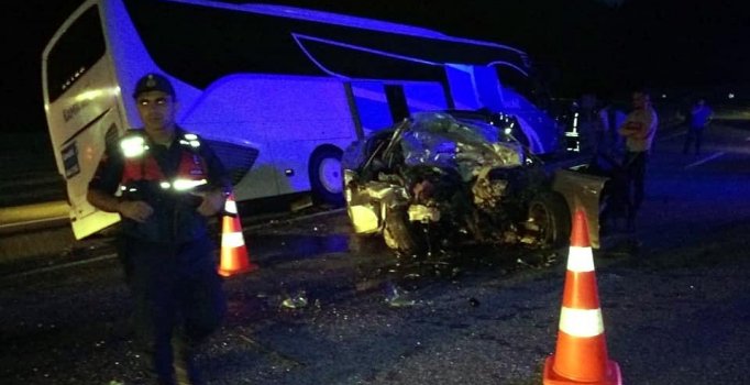 Otomobil ile yolcu otobüsü çarpıştı; uzman çavuş öldü, 8 kişi yaralı