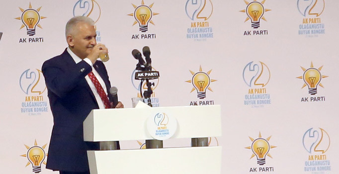 Sesi kısılan Binali Yıldırım'ın yardımına Sare Davutoğlu koştu