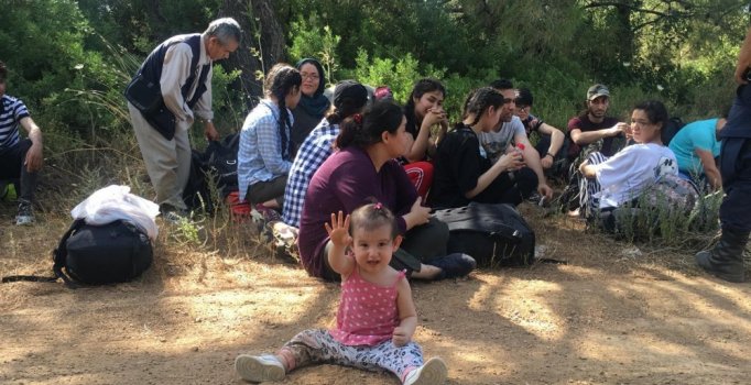 Ayvalık'ta 35 kaçak göçmen ile organizatör yakalandı