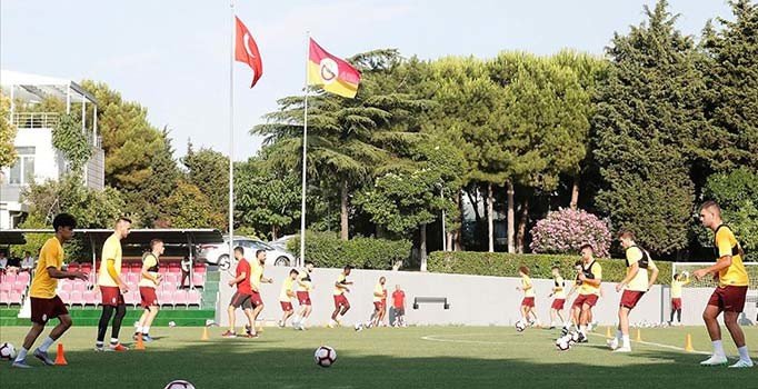 Son şampiyon Galatasaray sahaya çıktı