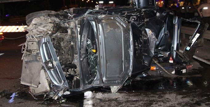 Otomobil orta refüje çarparak takla attı: 1 ölü, 4 yaralı
