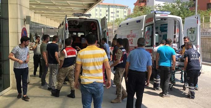Siirt'te askeri aracın geçişi sırasında patlama: 2 asker yaralı
