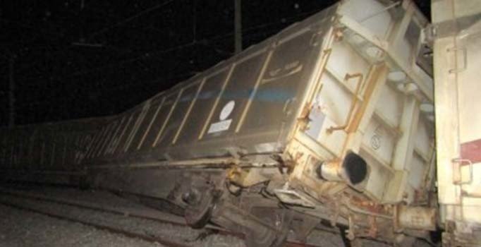 Askeri mühimmat taşıyan tren raydan çıktı