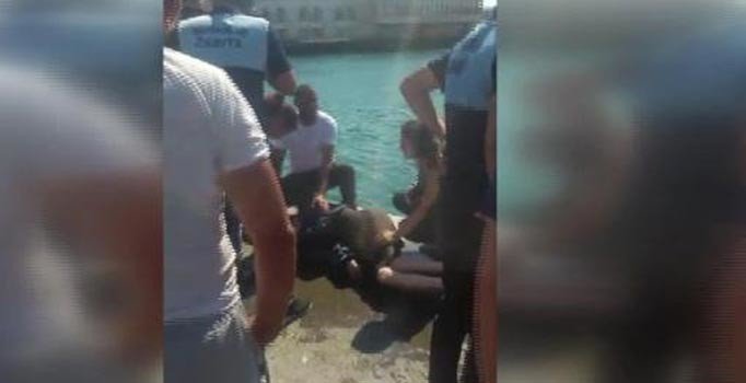Kadıköy'de denize düşen kadını zabıta kurtardı