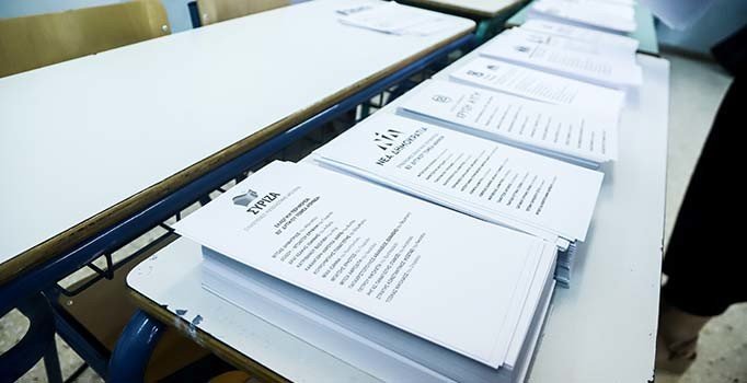 Yunanistan'da maskeli grup, oy sandıklarını çaldı