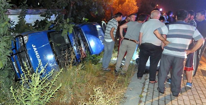 Minibüs, jndarma aracına çarptı: 1 ölü, 3 asker yaralı