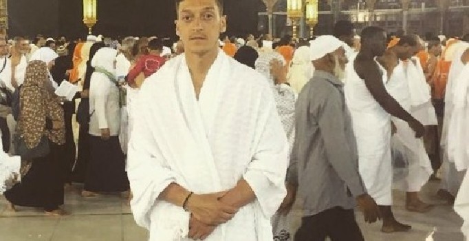 Arkadaşları tatilde, Mesut Özil Mekke’de