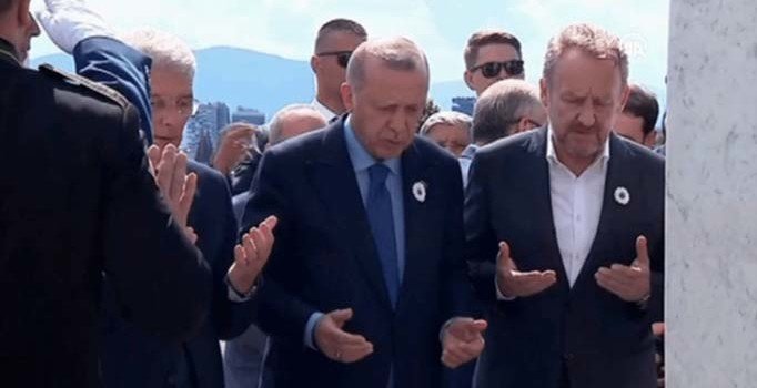 Cumhurbaşkanı Erdoğan, Aliya İzzetbegoviç’in kabrini ziyaret etti