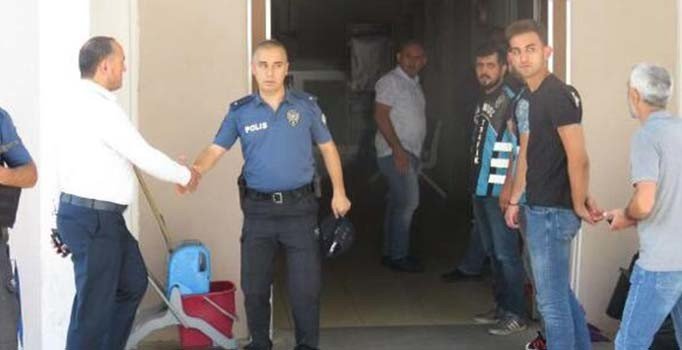 Saldırganları karşılayan polis amiri görevden alındı