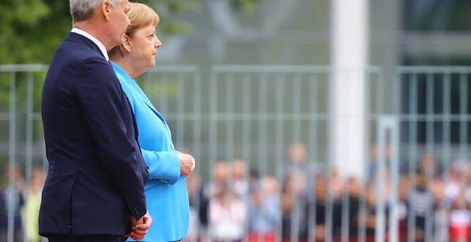 Almanya Başbakanı Merkel 3. kez titreme nöbeti geçirdi