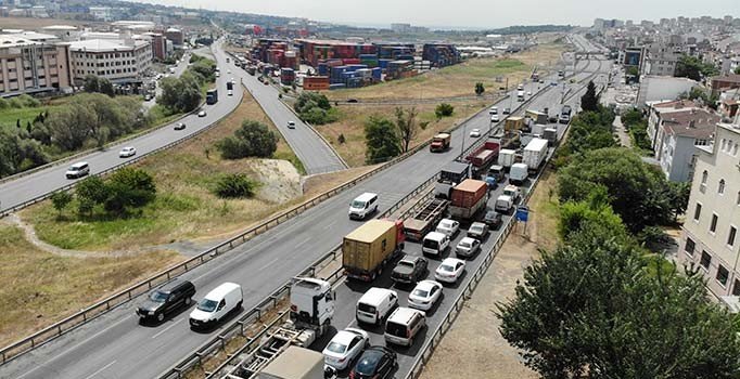Beylikdüzü'nde tır bariyerlere çarptı