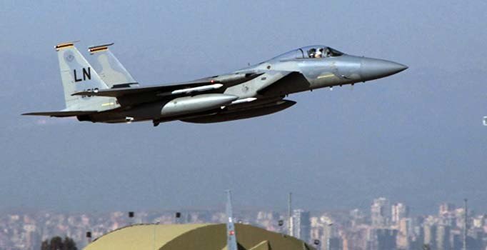 Katar'da iki savaş uçağı çarpıştı: Pilotlar son anda paraşütle atladı