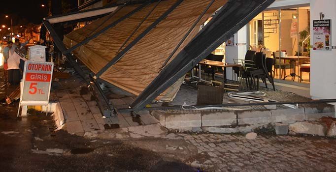 Balıkesir Ayvalık'ı sağanak ve hortum vurdu!