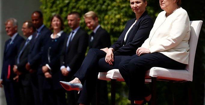 3 kez titreme nöbeti geçiren Merkel'e sandalyeli önlem