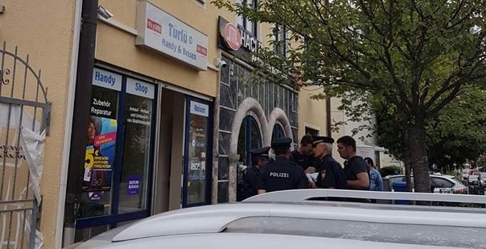 Almanya'da 3 camiye bomba ihbarı