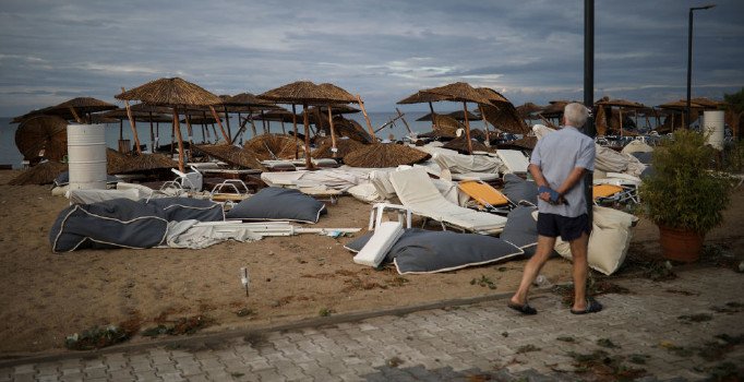 Yunanistan'ı fırtına vurdu: OHAL ilan edildi, 2'si çocuk 6 kişi öldü