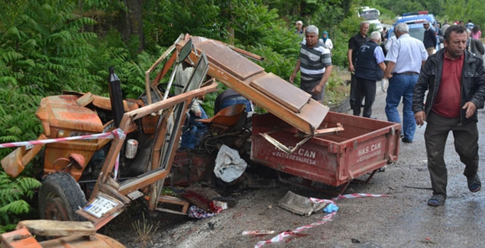 Traktör ile Tanker çarpıştı:
3 ölü, 1 yaralı