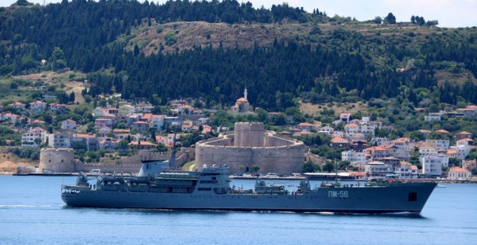 Rus savaş gemisi Çanakkale Boğazı'ndan geçti