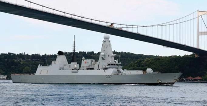 İngiliz savaş gemisi İstanbul Boğazı'ndan geçti