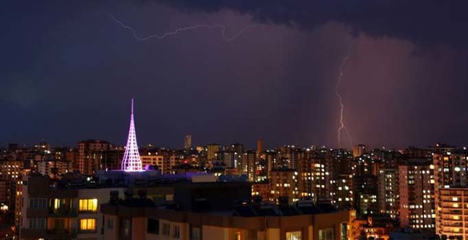 Adana'da şimşekler geceyi aydınlattı
