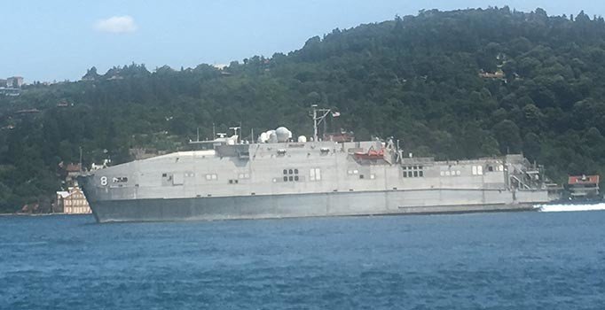 ABD savaş gemisi İstanbul Boğazı’ndan geçti