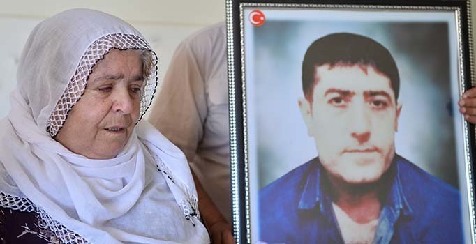 Türk bayrağı taşıyan Mahmut Eşit'e taşlarla saldırdılar