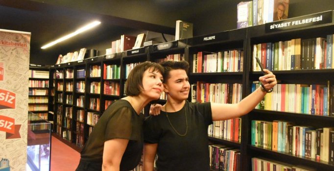 Hapis cezası alan 'Pucca' İzmir'de okurlarıyla buluştu