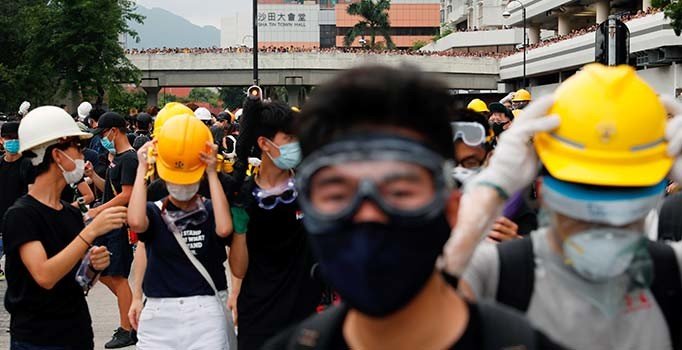 Hong Kong'da 10 binler yine sokakta